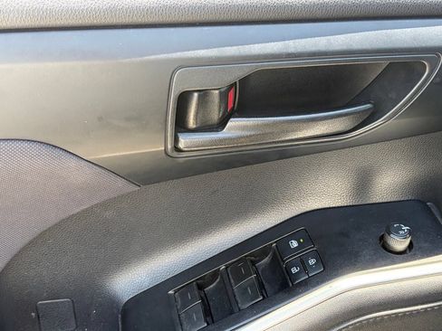 Used 2020 Toyota Highlander LE FWD image 6