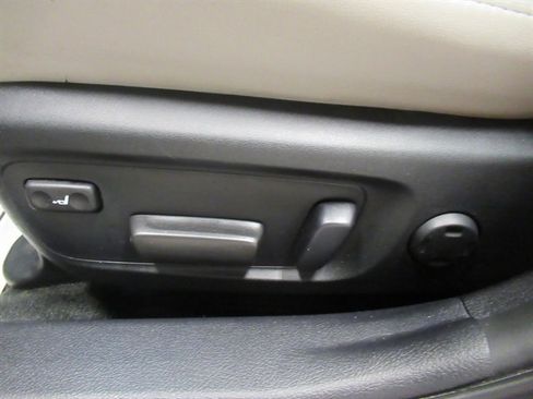 Used 2017 Toyota Avalon Limited image 20