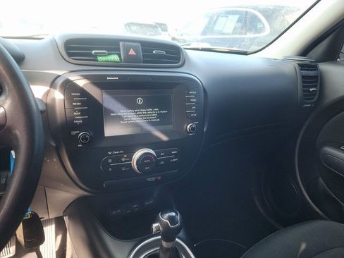 Used 2018 Kia Soul + image 6