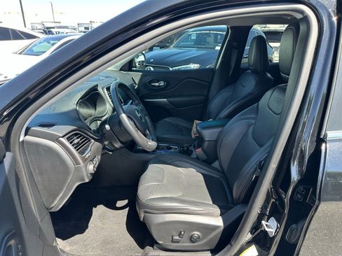 Used 2019 Jeep Cherokee Limited w/ Technology Group FWD image 2