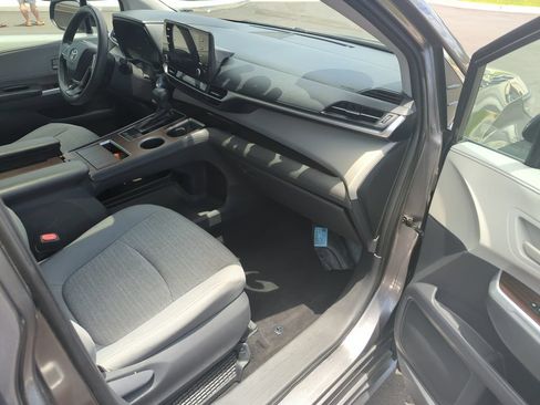 Used 2021 Toyota Sienna LE w/ LE Plus Package FWD image 37