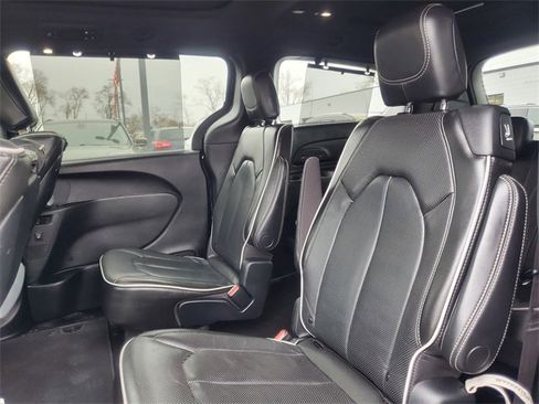 Used 2020 Chrysler Pacifica Limited image 34