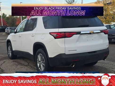 Used 2023 Chevrolet Traverse LT image 3