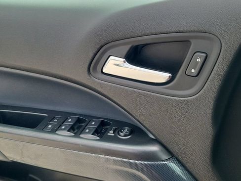 Used 2022 Chevrolet Colorado Z71 w/ LPO, Tonneau and Step Package RWD image 19