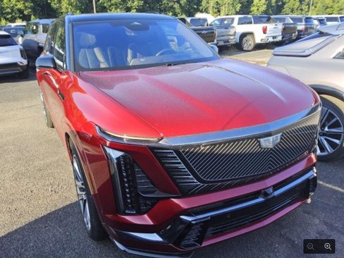 Certified 2026 Cadillac Vistiq Platinum w/ LPO, Floor Liner Package AWD/4WD image 8