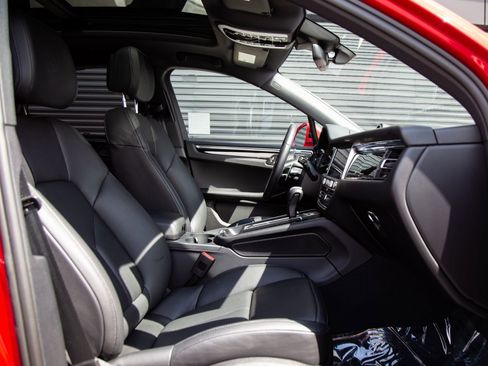 Certified 2026 Porsche Macan AWD/4WD image 26