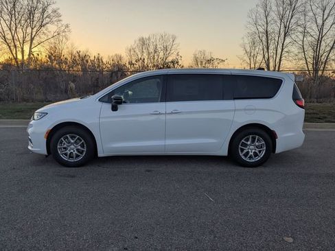 New 2026 Chrysler Pacifica Select image 6
