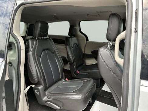 Used 2024 Chrysler Pacifica Touring-L FWD image 12