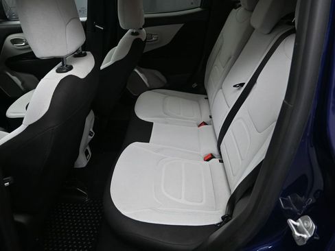 Used 2019 Jeep Renegade Latitude w/ Cold Weather Group FWD image 28