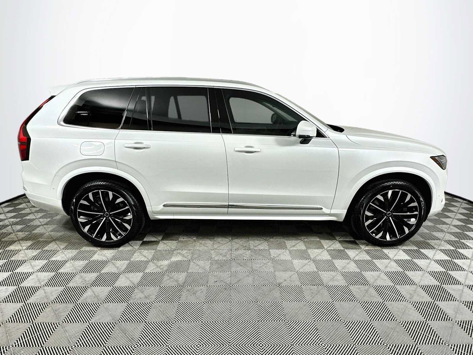 New 2026 Volvo XC90 T8 Plus w/ Protection Package Premier AWD/4WD image 8