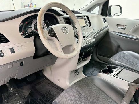 Used 2014 Toyota Sienna SE FWD image 12