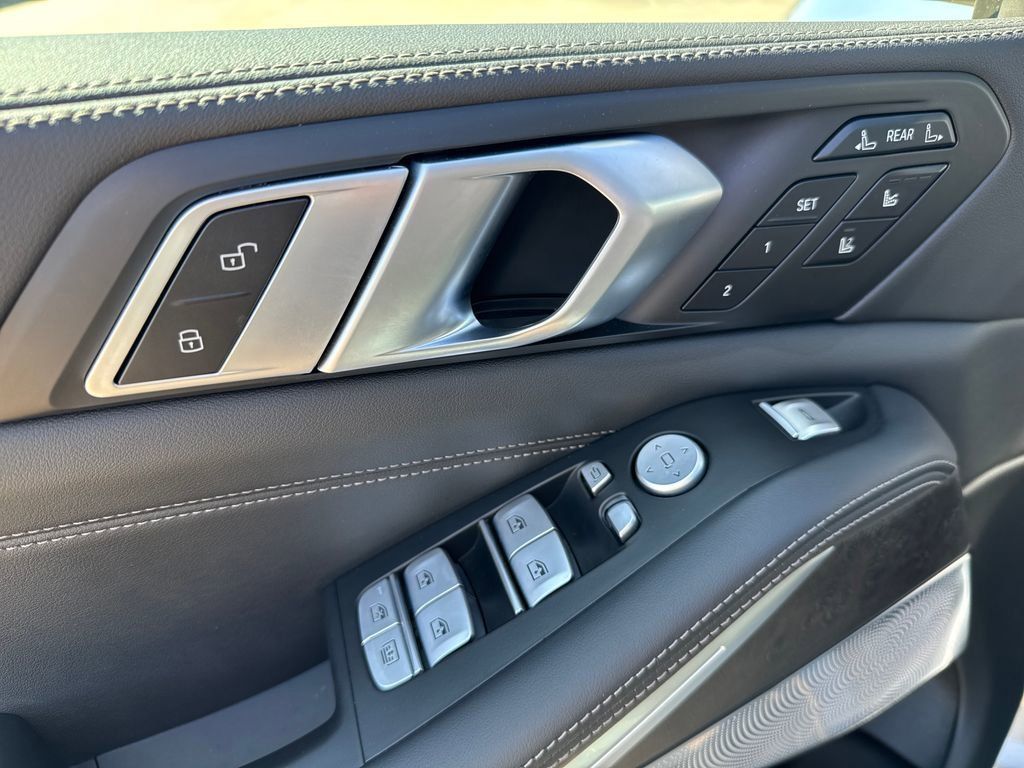 Used 2025 BMW X7 M60i AWD/4WD image 16