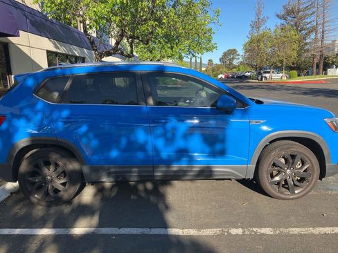 Used 2022 Volkswagen Taos SE w/ Panoramic Sunroof Package image 2