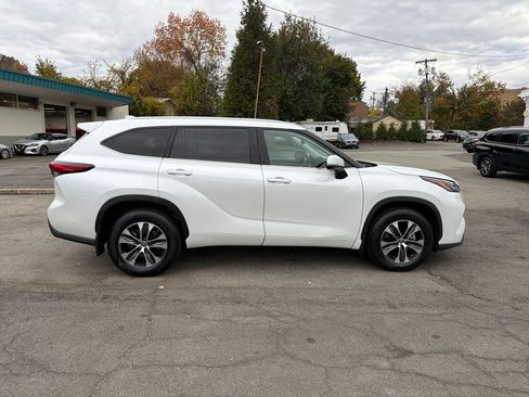 Used 2022 Toyota Highlander XLE image 6