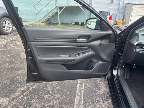 Used 2025 Nissan Altima 2.5 SV FWD image 18