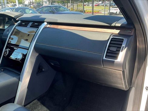 Used 2025 Land Rover Discovery Dynamic SE image 19