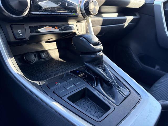 Used 2019 Toyota RAV4 LE FWD image 12