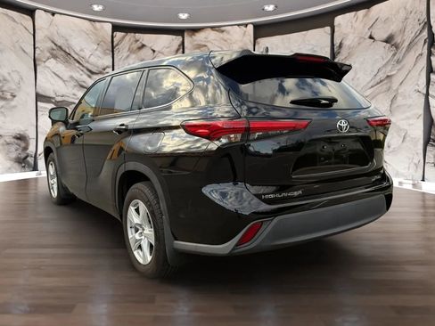 Used 2021 Toyota Highlander LE AWD/4WD image 8