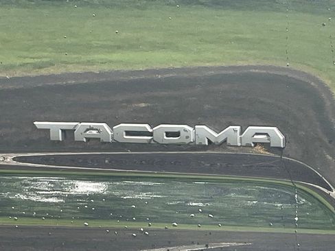 Used 2021 Toyota Tacoma SR5 AWD/4WD image 10
