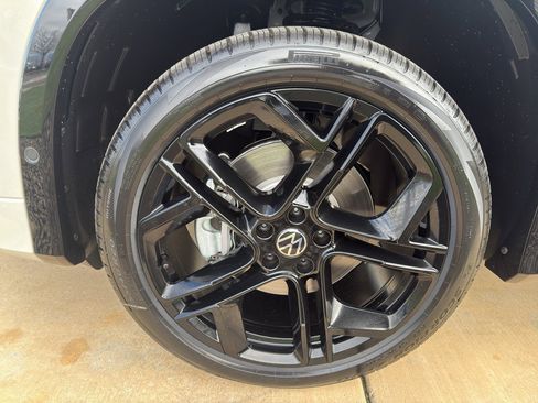 New 2026 Volkswagen Tiguan SE R-Line image 18