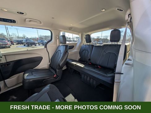 Used 2024 Chrysler Pacifica Touring-L image 16