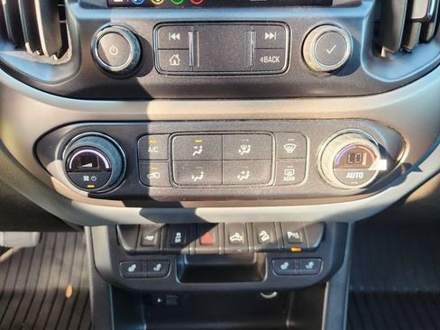 Used 2022 Chevrolet Colorado Z71 AWD/4WD image 17