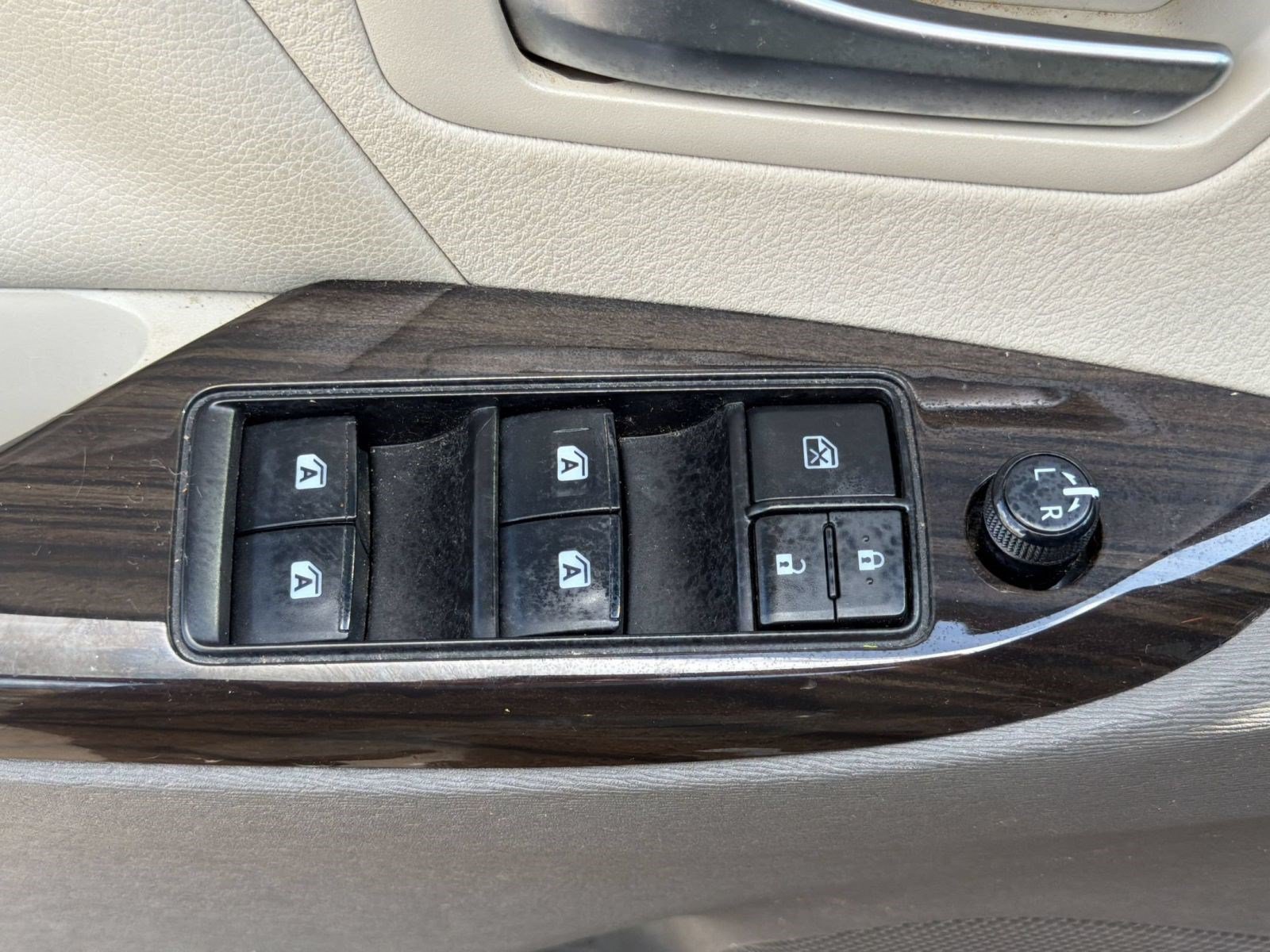 Used 2019 Toyota Sienna XLE Premium FWD image 14
