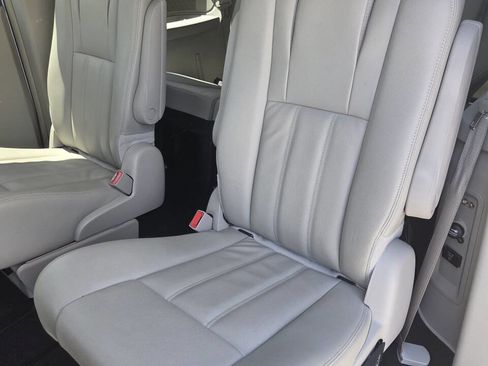 Used 2013 Chrysler Town & Country Touring image 9