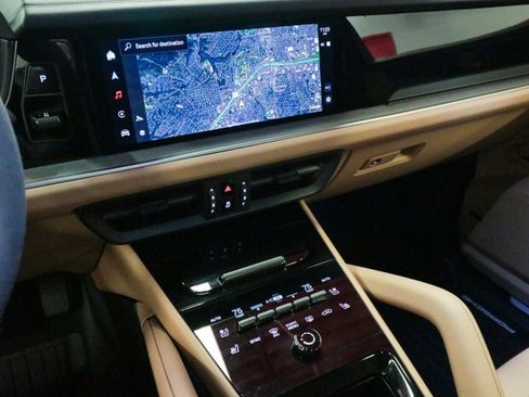 Used 2025 Porsche Cayenne Coupe image 19