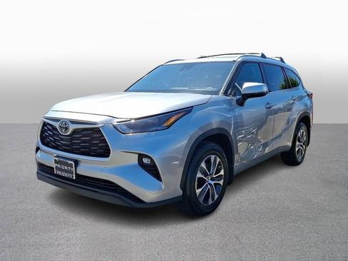 Used 2022 Toyota Highlander XLE AWD/4WD image 1