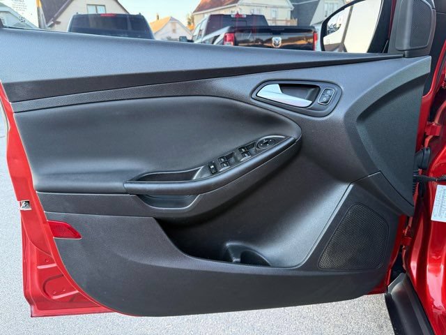 Used 2018 Ford Focus SE w/ Cold Weather Package FWD image 9