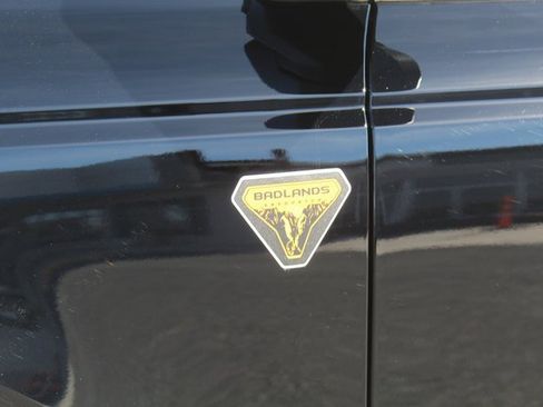 Used 2025 Ford Bronco Badlands image 11