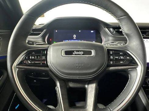 Used 2022 Jeep Grand Cherokee Overland w/ Luxury Tech Group IV AWD/4WD image 19