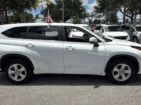 Used 2023 Toyota Highlander L FWD image 10