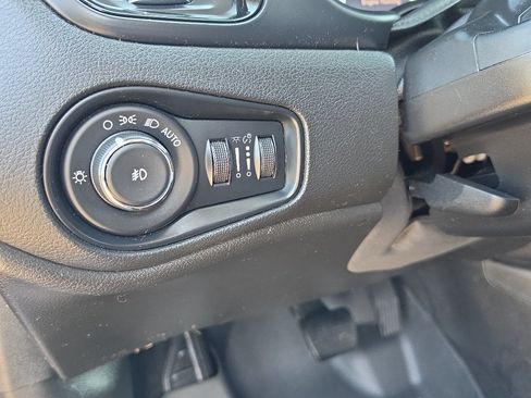 Used 2017 Jeep Renegade Altitude FWD image 24