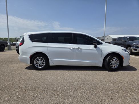 New 2026 Chrysler Pacifica Select FWD image 8