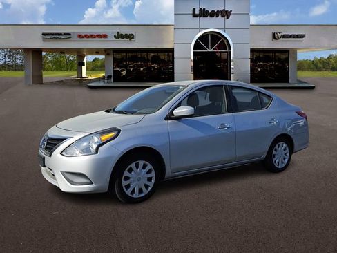 Used 2019 Nissan Versa SV image 2
