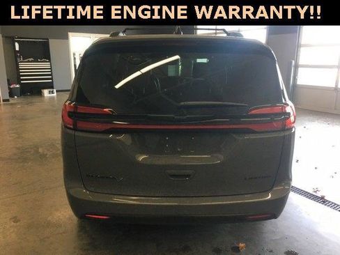 Certified 2025 Chrysler Pacifica Limited image 7