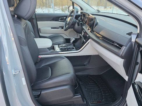 Used 2024 Kia Carnival EX image 21