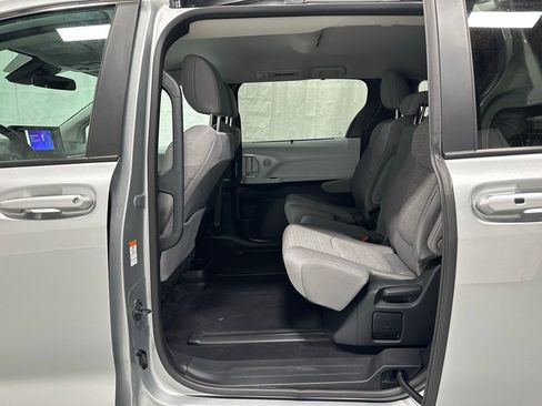 Used 2025 Toyota Sienna LE image 42