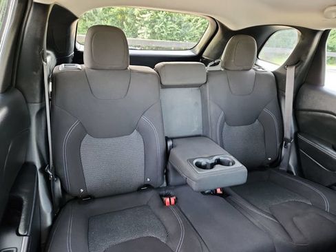 Used 2019 Jeep Cherokee Latitude w/ Popular Appearance Group FWD image 27
