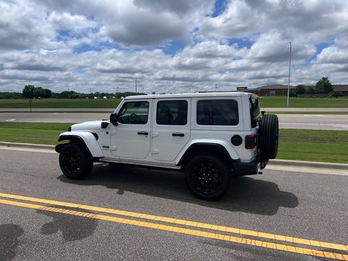 Used 2025 Jeep Wrangler Unlimited Sahara w/ Safety Group AWD/4WD image 7