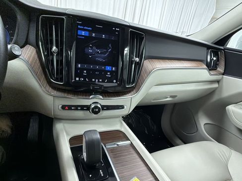 Used 2022 Volvo XC60 B5 Momentum image 21