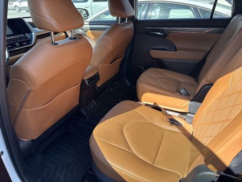 Used 2022 Toyota Highlander Platinum image 13