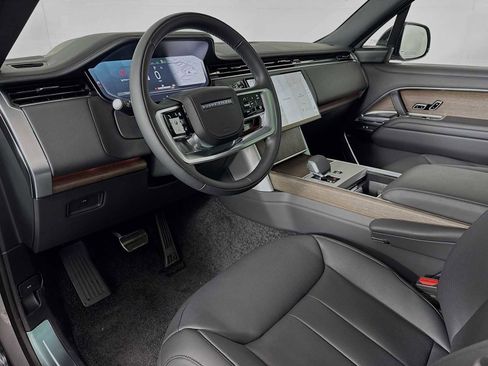 New 2025 Land Rover Range Rover Long Wheelbase SE image 9