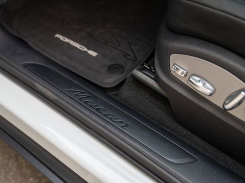 Used 2025 Porsche Macan image 12