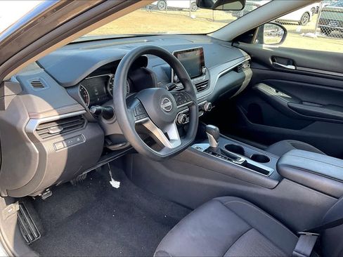 Used 2025 Nissan Altima 2.5 SV FWD image 2