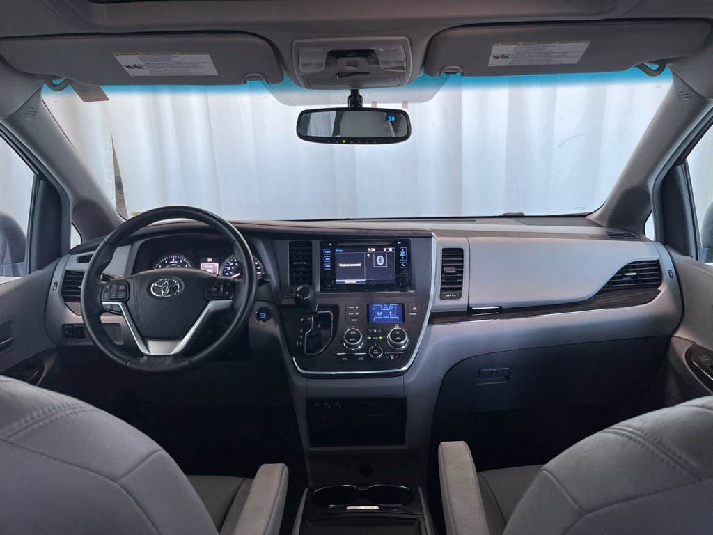 Used 2017 Toyota Sienna XLE FWD image 10