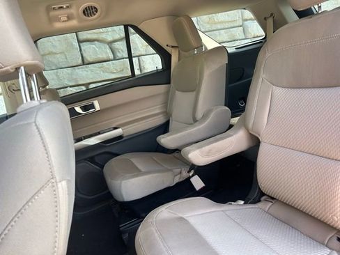 Used 2023 Ford Explorer XLT AWD/4WD image 9