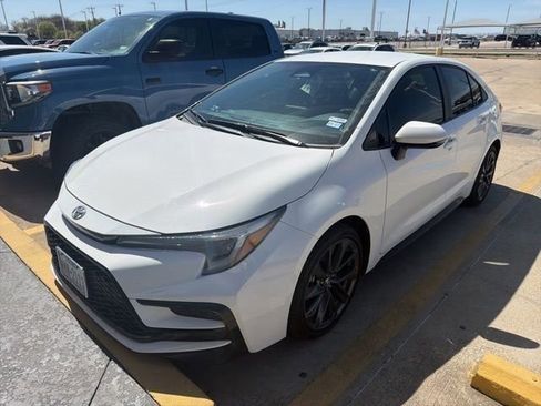 Used 2025 Toyota Corolla SE image 3